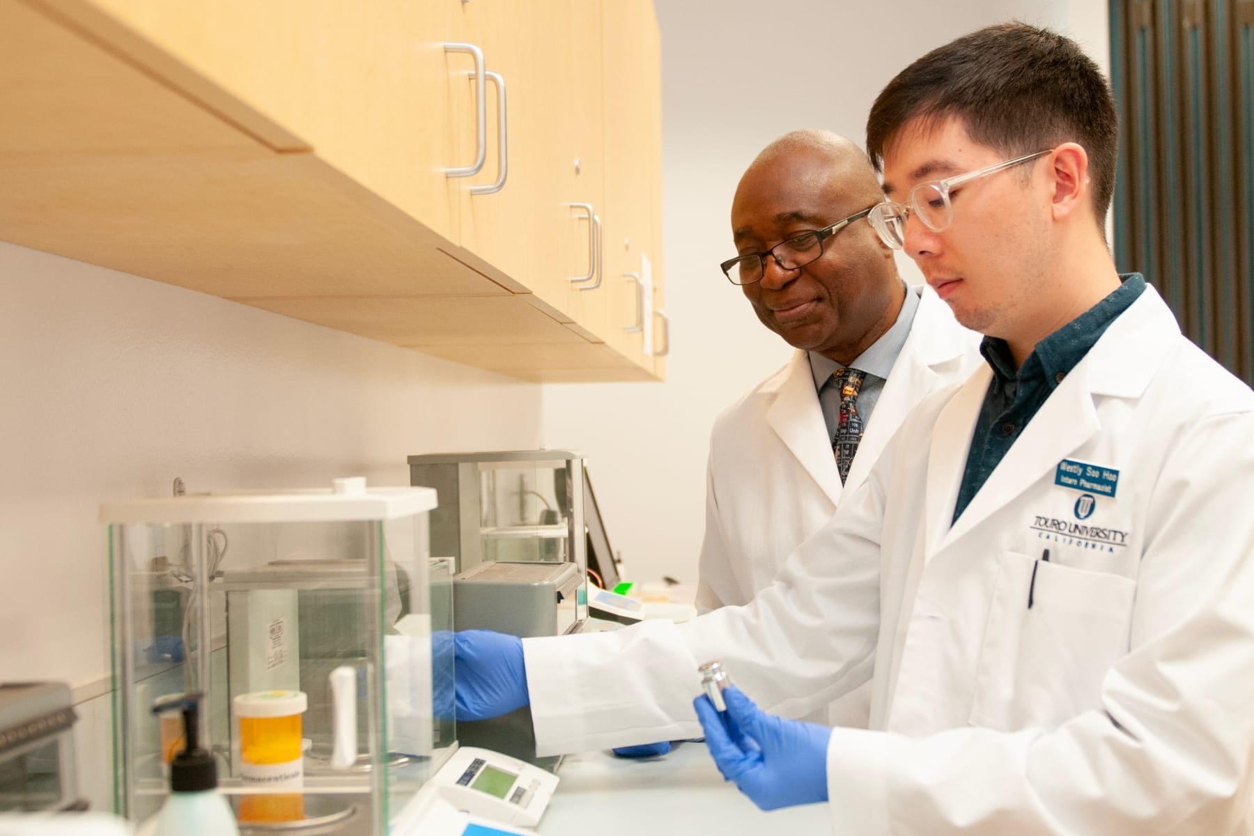 hospital clinical pharmacist working pharmacy USA